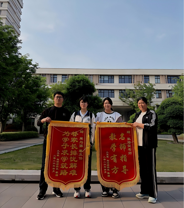佳績(jī)蟬聯(lián)&nbsp;實(shí)力彰顯&nbsp;--------港利投資集團(tuán)旗